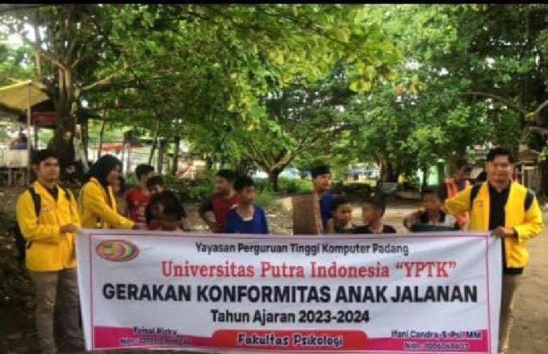 Mahasiswa Psikologi UPI YPTK Kelas F foto bersama usai Sosialisasi Konformitas ke Komunitas Pekerja dan Anjal di Pantai Padang. (Dok : Istimewa)