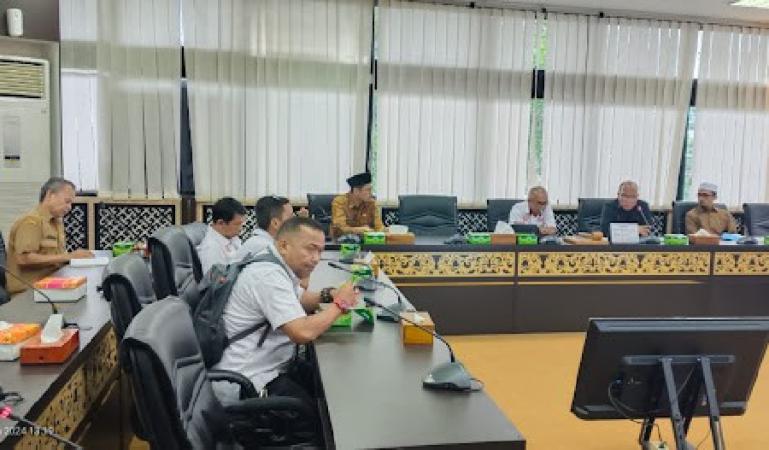 Suasana audensi Ketua DPRD Sumbar, Supardi dengan pengurus dan anggota PJKIP Sumbar di DPRD, Senin (8/1). (Dok : Istimewa)