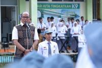 Ketua DPRD Sumbar, Supardi saat menjadi pembina upacara di SMAN 1 Kota Payakumbuh, Senin (29/1). (Dok : Istimewa)