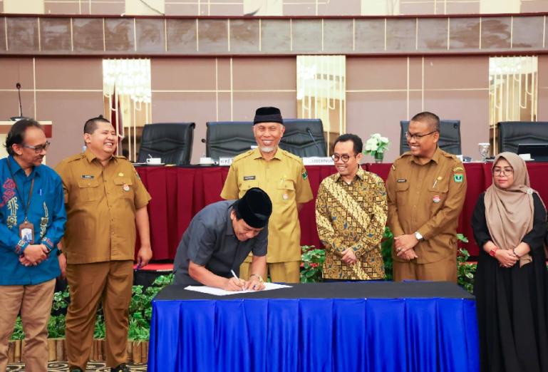 Wakil Ketua DPRD Sumbar, Suwirpen Suib tandatangani dokumen penyusunan Rencana Pembangunan Jangka Panjang Daerah (RPJPD) Sumbar 2025-2045, di Padang, Selasa (9/1). (Dok : Istimewa)