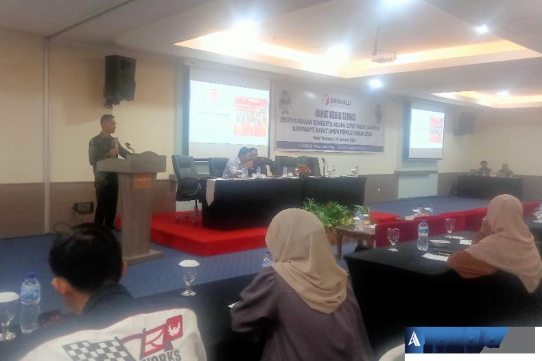 Anggota Bawaslu Kota Padang, Rahmad Ramli berikan pembekalan proses penyelesaian sengeketa acara cepat pemilu kepada anggota Panwascam se Kota Padang, Jumat (26/1). (Foto : Arunala.com)