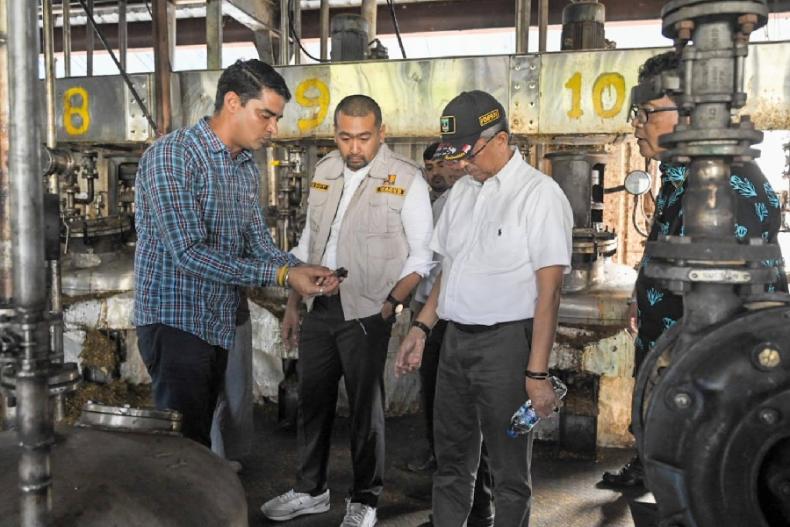 Wakil Gubernur Sumbar, Audy Joinaldy saat kunjungi pabrik pengolahan Gambir milik PT Sumatra Resources International, di Pangkalan, Kabupaten Limapuluh Kota, Senin (15/1). (Dok : Istimewa)