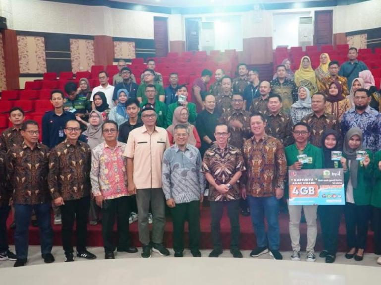 Foto bersama Direktur Sales Telkomsel, Adiwinahyu B Sigit dan manajemen bersama Rektor Unand Dr Efa Yonnedi SE MPPM Akt CA CRGP. (Dok : Istimewa)