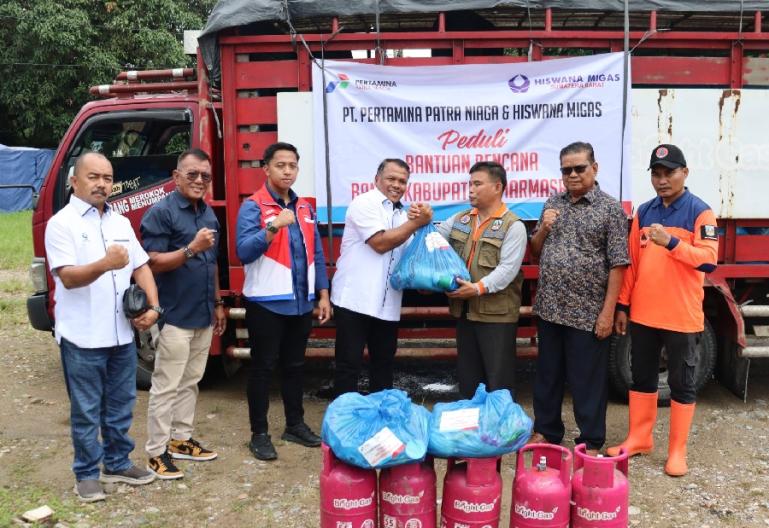 Pertamina dan Hiswana Migas Sumbar serahkan bantuan gas LPG dan sembako untuk masyarakat terdampak banjir di Dharmasraya ke posko operasional BPPD kabupaten itu, Rabu (3/1). (Dok : Istimewa)