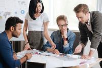 Ilustrasi komunikasi sesame teman di tempat kerja. (Dok : Istimewa)