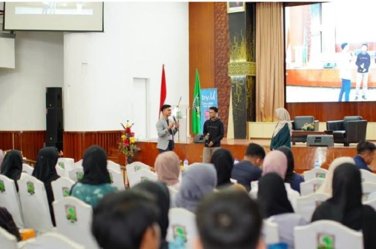 Corporate Communication Telkomsel Sumbagteng Dwipanca Adi Nugraha saat memberikan pembekalan kepada seluruh calon wisudawan di Gedung Convention Hall Kampus Limau Manis, Rabu (10/1). (Dok : Istimewa)
