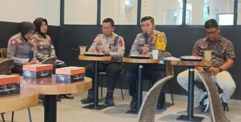 Dir Ditlantas Polda Sumbar, Kombes Pol Dwi Nur Setiawan jelaskan jumlah laka lantas di Sumbar selama 2023 kepada sejumlah wartawan di Padang, Rabu (3/1). (Dok : Istimewa)