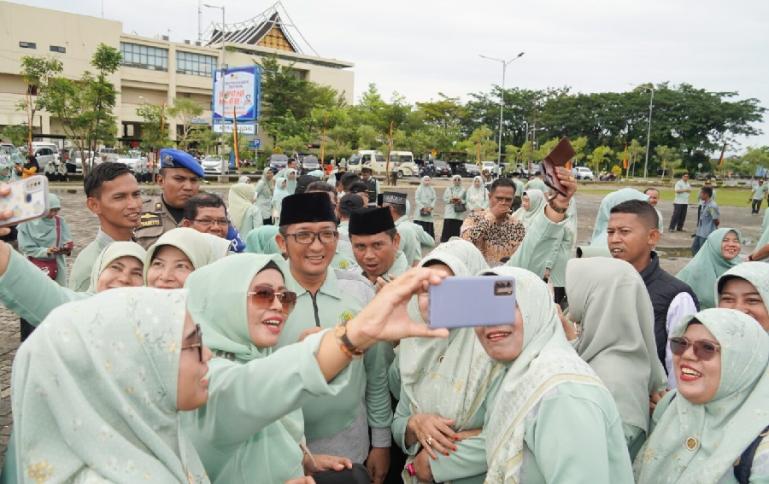 Wako Padang, Hendri Septa berswa foto dengan pegawai Kemenag Kota Padang seusai peringatan HAB ke-78 tahun di Galanggang Balaikota Padang Aie Pacah, Rabu (3/1). (Dok : Istimewa)