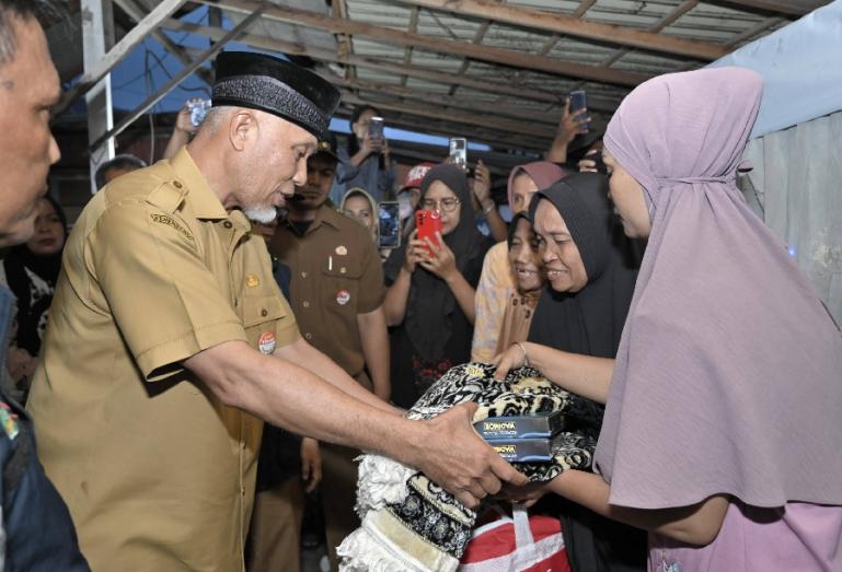 Gubernur Sumbar Mahyeldi serahkan bantuan kepada korban kebakaran di Pampangan, Padang, Selasa malam (9/1). (Dok : Istimewa)