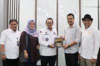 Dinobatkan Tokoh KIP, Bupati Tanahdatar Sambangi KI Sumbar: Jadikan KIP Mengakar ke Tingkat Nagari