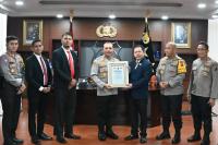 Kapolda Sumbar Terima Penghargaan dari Lemkapi