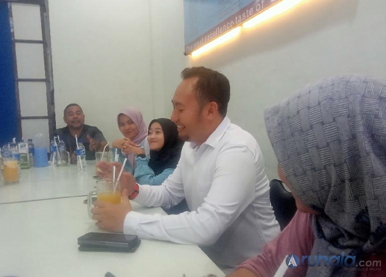 Anggota DPRD Sumbar dari Fraksi PKS, Rahmat Saleh saat bersama wartawan di Padang, Kamis (1/2). (Foto : Arzil)