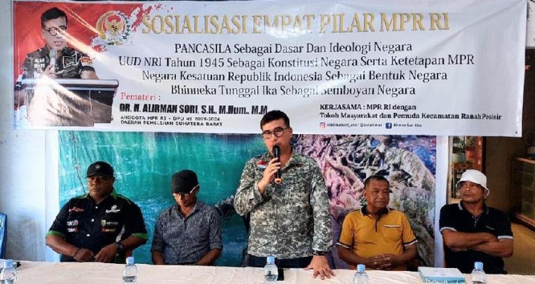 Anggota MPR RI asal Sumbar, Alirman Sori paparkan maksud 4 Pilar MPR RI pada tokoh masyarakat dan pemuda Balai Selasa, Pessel, Senin (5/2). (Dok : Istimewa)