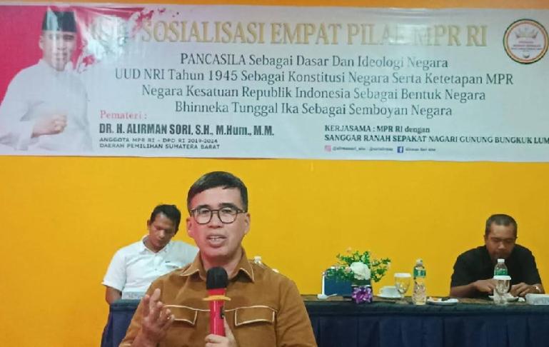 Anggota MPR RI, Alirman Sori berikan paparan soal wawasan kebangsaan saat sosialisasi 4 pilar MPR RI kepada pengurus dan anggota Sanggar Sepakat Lumpo, Painan, Selasa (6/2). (Dok: Istimewa)