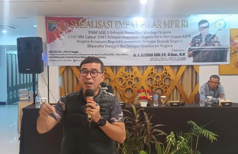 Anggota MPR RI, Alirman Sori berikan paparan soal wawasan kebangsaan saat sosialisasi 4 pilar MPR RI kepada pengurus dan anggota FKPPI dan PPM Kota Padang, Minggu (4/2). (Dok: Istimewa)