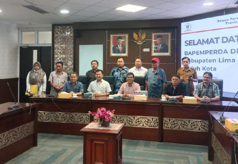 Ketua Bapemperda DPRD Sumbar Budiman saat menerima kunjungan kerja DPRD Limapuluh Kota, Senin (26/2) di ruang rapat Bamus gedung DPRD Sumbar. (Dok : Istimewa)