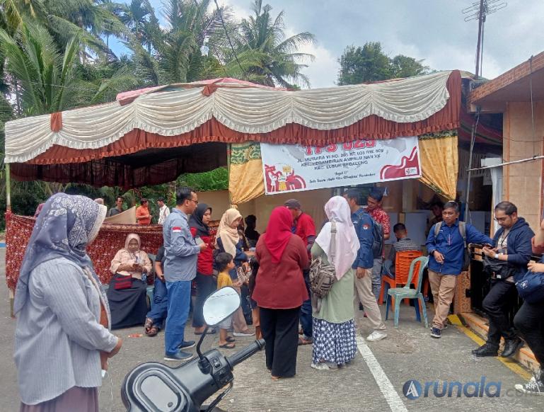 Tim Bawaslu Sumbar saat memantau proses pemilihan di TPS 025 Pegambiran Ampalu, Padang yang laksanakan PSU, Sabtu (24/2). (Foto : Arunala.com)