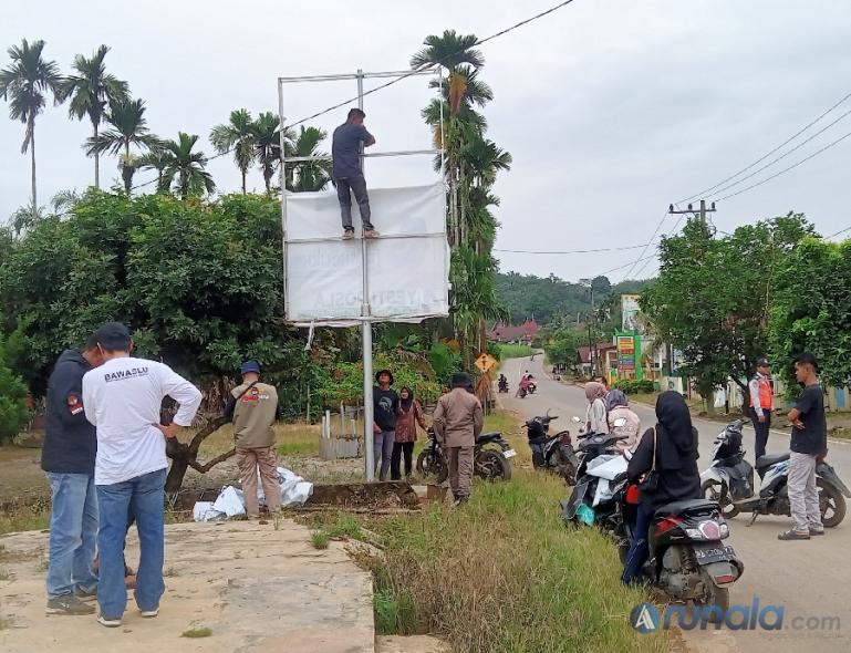 Salah satu APK caleg yang tertibkan PPK Sangir Balai Jango yang diawasi tim Bawaslu Solsel, Minggu (11/2). (Foto : Arunala.com)