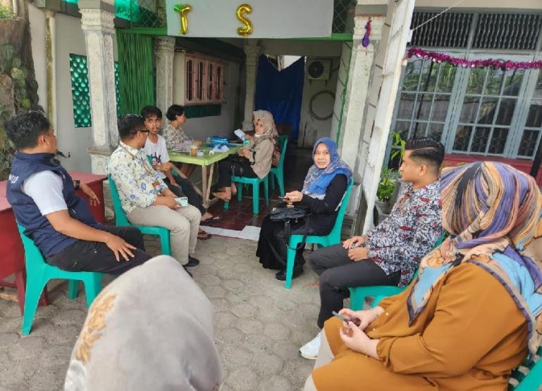 Tim Bawaslu Sumbar dipimpin Nurelida dan beberapa staf memantau kesiapan logistik PSU di TPS 22 Kelurahan Anduring, Kuranji, Jumat sore (23/2). (Dok : Istimewa)