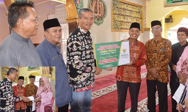 Ketua Baznas Zalman Zaunit serahkan zakat kepada Pj Wako Pariaman, Roberia untuk kemudian diserahkan ratusan mustahik di kota itu, Jumat sore (23/2). (Dok : Istimewa)