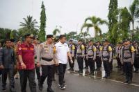 Bupati Sutan Riska bersama Kapolres Dharmasraya AKBP Bagus Ikhwan memeriksa barisan personel Polri untuk pengamanan TPS di kabupaten itu, Senin, (12/2). (Dok : Istimewa)