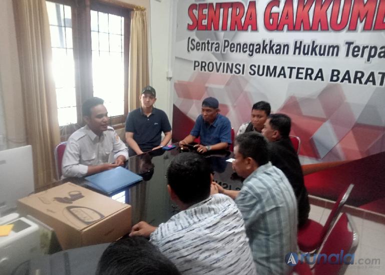 Caleg Partai NasDem Sumbar Muhammad Tauhid melapor ke Bawaslu Sumbar terkait info pemilu yang dinilai bikin gaduh para caleg, Rabu siang (21/2). (Dok : Arunala.com)