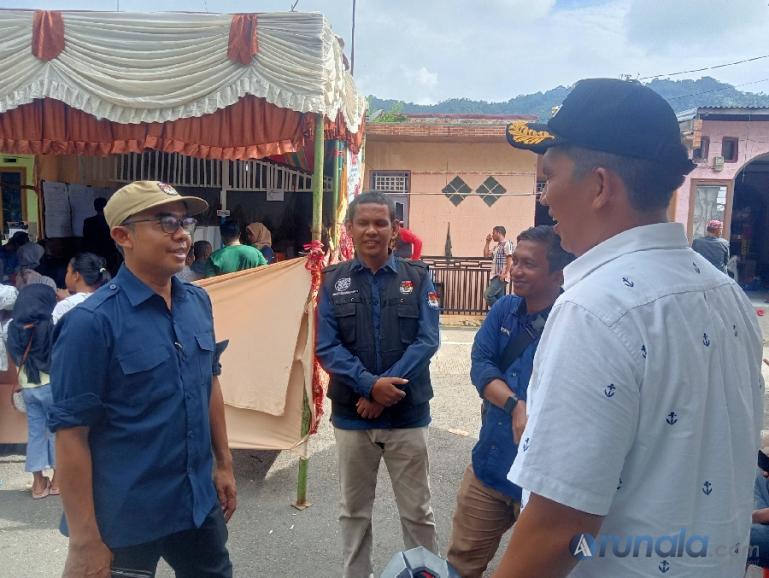 Ketua KPU Kota Padang Riki Eka Putra bersama Camat Lubeg Andi Amir saat memantau pelaksanaan PSU di TPS 025 Pegambiran Ampalu, Sabtu sore (24/2). (Foto : Arunala.com)