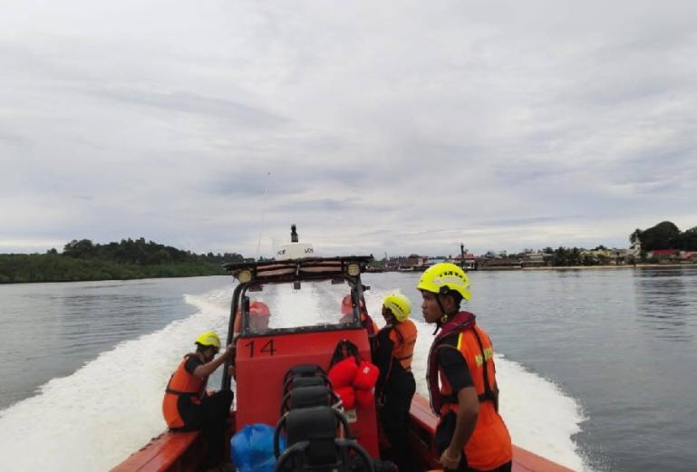 Terlihat tim SAR laut Mentawai menyisir perairan Pulau Sanding, Pagai Selatan guna mencari korban hilang di lokasi itu, Sabtu pagi (3/2). (Dok : Istimewa)