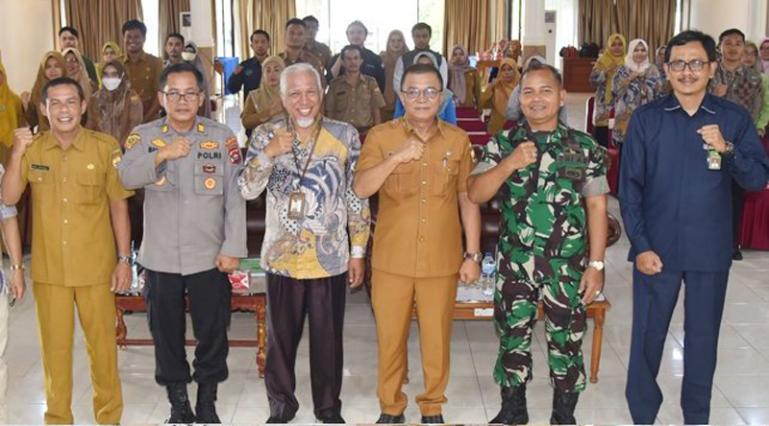 Kepala BPS Kota Pariaman, Yuliandri bersama stakeholder Kota Pariaman saat FGD Satu Data Kota Pariaman 2024, Selasa (20/2). (Dok : Istimewa)