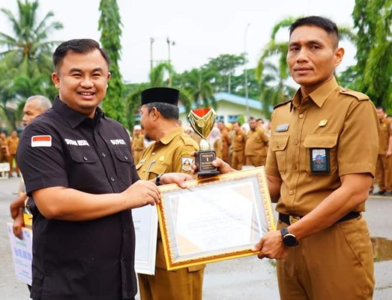 Bupati Sutan Riska serahkan sejumlah penghargaan kepada OPD berprestasi selama tahun 2024, Senin, (5/2). (Dok : Istimewa)