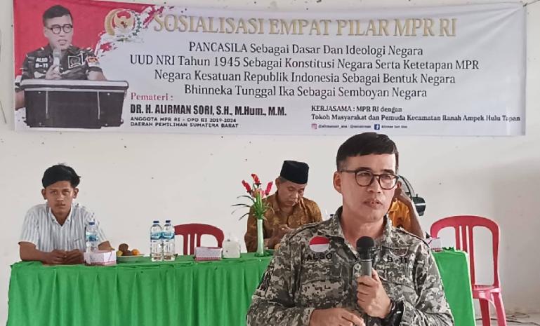 Anggota MPR RI asal Sumbar, Alirman Sori paparkan maksud 4 Pilar MPR RI pada tokoh masyarakat dan pemuda Rahul Tapan, Pessel, Kamis (8/2). (Dok : Istimewa)