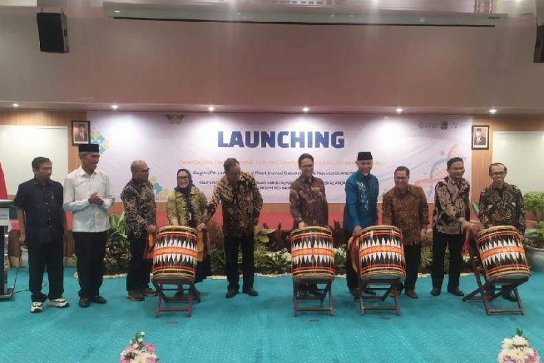 Prosesi peluncuran produk panel deteksi cepat metchillin resistant staphylococcus aureus (MRSA) moluker ditandai dengan pemukulan gendang di Auditorium RSUP M Djamil Padang, Jumat (23/2). (Dok : Istimewa)