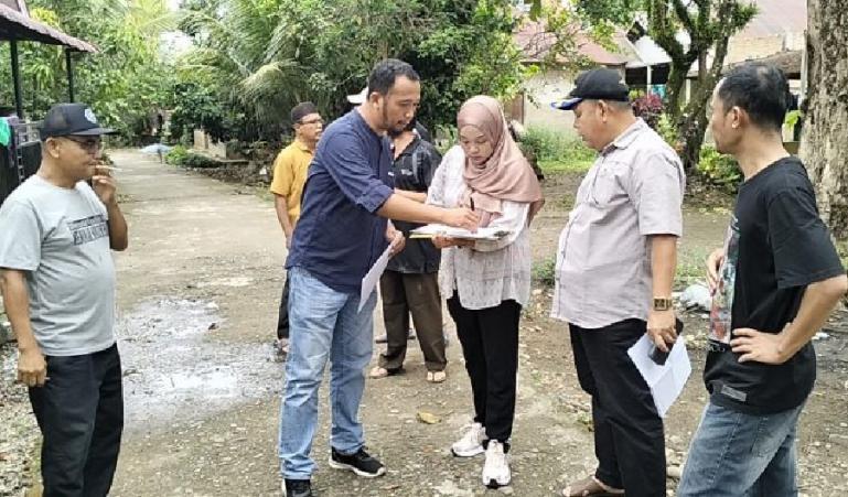 Anggota DPRD Sumbar Afrizal bersama Dinas Perkimtan Sumbar melakukan survei lokasi pembangunan jalan rabat beton di sejumlah kelurahan di Kecamatan Kuranji, Padang, Jumat (2/2). (Dok : Istimewa)