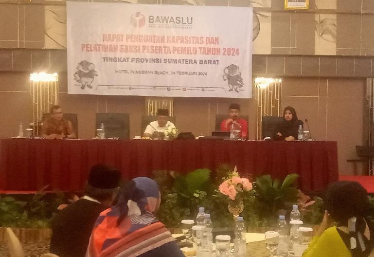 Anggota Bawaslu Sumbar, Febrian Bartez berikan masukan pada peserta pemilu soal keberadaan saksi di TPS, dalam kegiatan pelatihan dan penguatan saksi di Padang, Minggu (4/2). (Foto : Arzil)