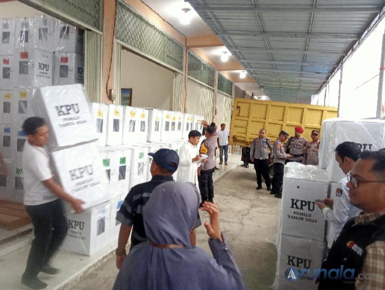 Bawaslu Solsel awasi pendistribusian logistik pemilu di gudang KPU kabupaten setempat, Senin pagi (12/2). (Foto : Arunala.com)