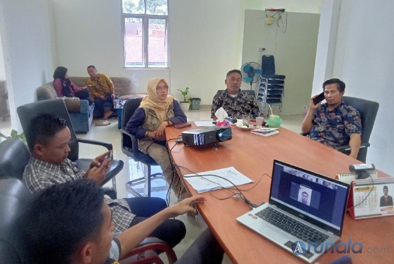 Ketua dan Anggota Bawaslu Solsel saat ikuti zoom metting dengan Bawaslu se Sumbar, Kamis siang (15/2). (Foto : Arunala.com)