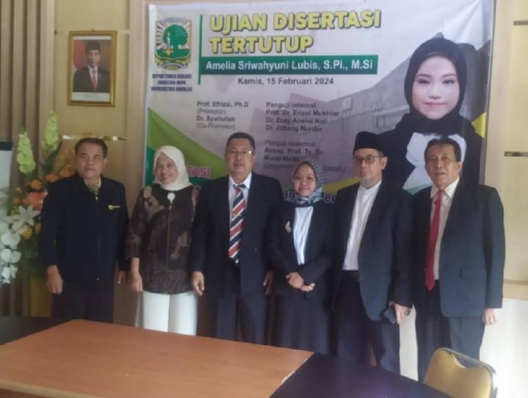 Dr Amelia Sriwahyuni Lubis SPi MSi bersama promotor, co-promotor dan tim penguji usai Ujian Disertasi Tertutup di Departemen Biologi FMIPA Unand, Kamis (15/2). (Dok : Istimewa)