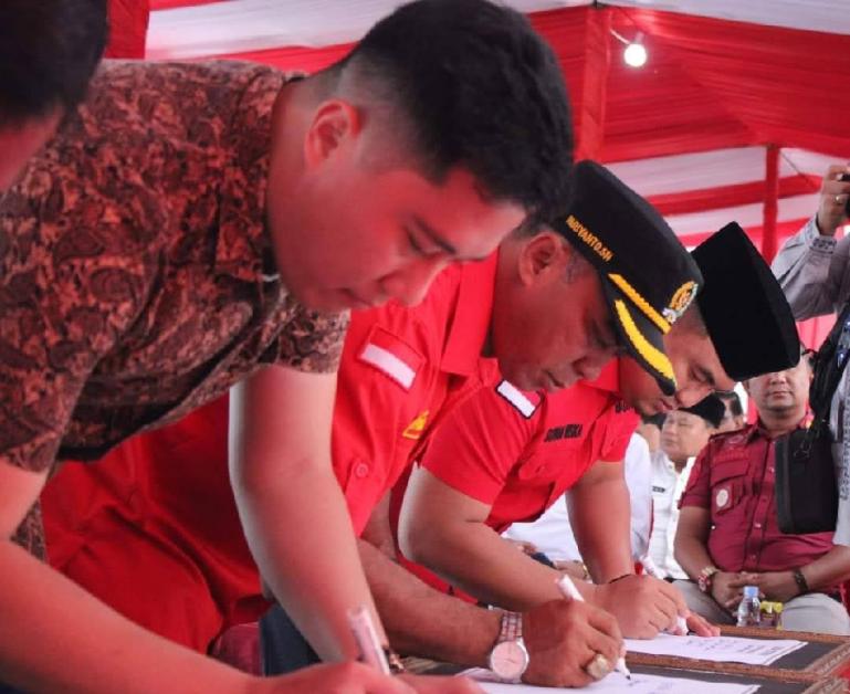 Ketua DPRD Dharmasraya, Pariyanto bersama Bupati Sutan Riska tanda tangani berita acara peletakan batu pertama pembangunan pasar rakyat di kabupaten itu, Jumat (2/2) kemarin. (Dok : Istimewa)