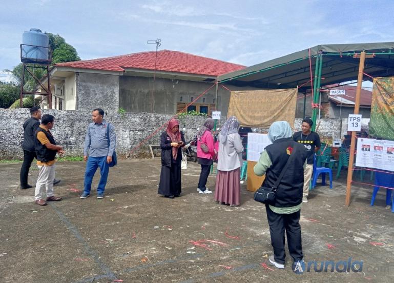 Tim Bawaslu Sumbar yang dipimpin Nurelida saat lakukan pengawasan PSU di TPS 13 Kampung Lapai, Nanggalo, Sabtu siang (24/2). (Foto : Arunala.com)