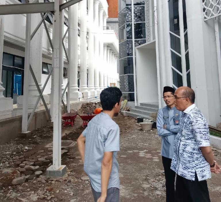 Ketua DPRD Sumbar Supardi saat mengecek sejumlah fasilitas yang ada di gedung DPRD Sumbar belum lama ini. (Dok : Istimewa)
