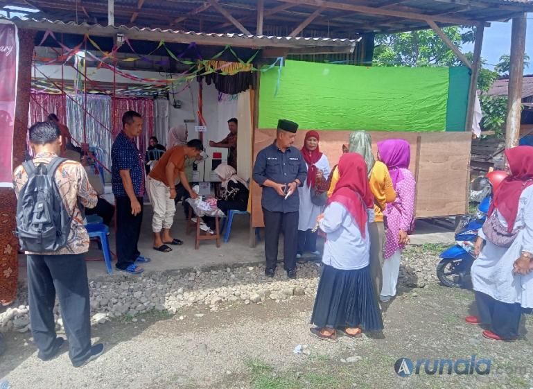 Caleg NasDem Sumbar, Fauzi Bahar bersama masyarakat menyaksikan proses pencoblosan saat PSU di TPS 22 Kampung Olo, Nanggalo, Sabtu siang (24/2). (Foto : Arunala.com)