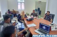 Ketua dan anggota Bawaslu Solsel saat gelar zoom meeting dengan Bawaslu Sumbar menyangkut hasil pemantau mereka beberapa hari lalu. (Foto : Arunala.com)