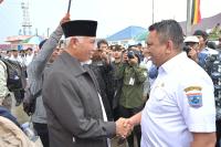 Gubernur Sumbar, Mahyeldi Ansharullah saat disambut Pj Bupati Mentawai, Fernando Jongguran Simanjuntak di Dermaga Pelabuhan Tuapejat pada Rabu siang (28/2). (Dok : Istimewa)