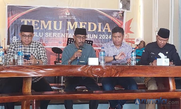 Jajaran komisioner KPU Sumbar beri paparan menyangkut tahapan hari pencoblosan kepada sejumlah wartawan di Padang, Minggu (11/2). (Foto : Arunala.com)