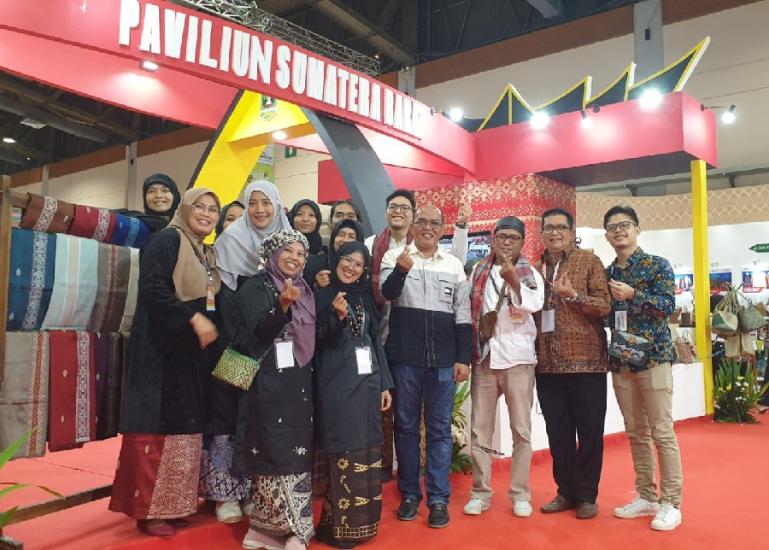 Ketua DPRD Sumbar Supardi bersama pelaku UMKM asal Sumbar di booth Inacraft 2024, Rabu (28/2). (Dok : Istimewa)