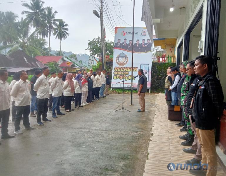 Ketua Bawaslu Solsel, Zulnasri beri arahan pada panwascam terkait pengawasan masa tenang kampanye, Minggu (11/2). (Foto : Arunala.com)
