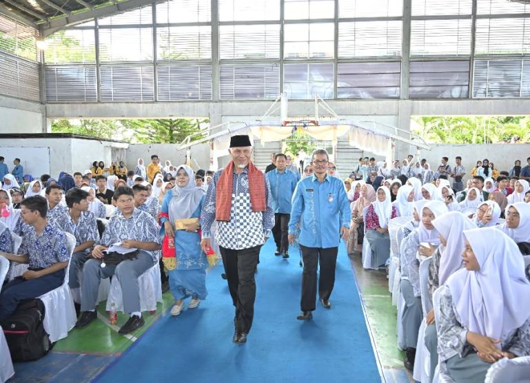 Gubernur Sumbar, Mahyeldi saat memasuki arena kegiatan SMA Science Competition (Smapsic) XIX dan Junior XV yang diselenggarakan di SMA Negeri 1 Padang, Sabtu (24/2). (Dok : Istimewa)
