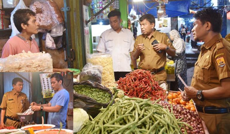 Kepala Dinas Perindustrian, Perdagangan, Koperasi, dan UKM Kota Pariaman, , Alyendra saat survey harga bahan pokok di Pasar Pariaman, Jumat siang (23/2). (Dok : Istimewa)