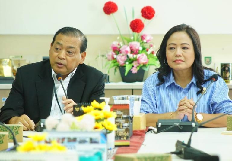 Komisioner KI Pusat, Rosvita Vici Pauly beberkan seberapa penting KIP kepada rombongan Diskominfo dan awak media dari Kabupaten Dharmasraya yang berkunjung ke KI pusat Senin (19/2). (Dok : Istimewa)