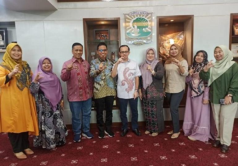 Rektor Unand, Prof Efa Yonnedi dan jajarannya bersama komisioner KI Sumbar di ruang kerja rektor, Rabu (28/2). (Dok : Istimewa)